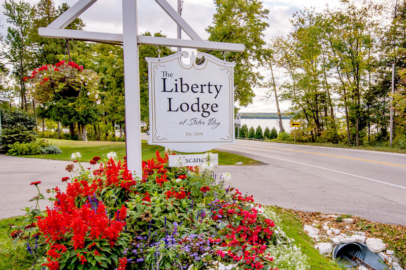 door-county-hotel-Liberty-Lodge-Entrance1